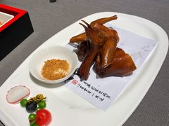 玻璃脆皮乳鸽-采蝶轩