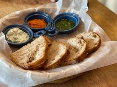 三种酱配酸面包-Mesa Madre梅萨妈妈·Bintana(国贸店)