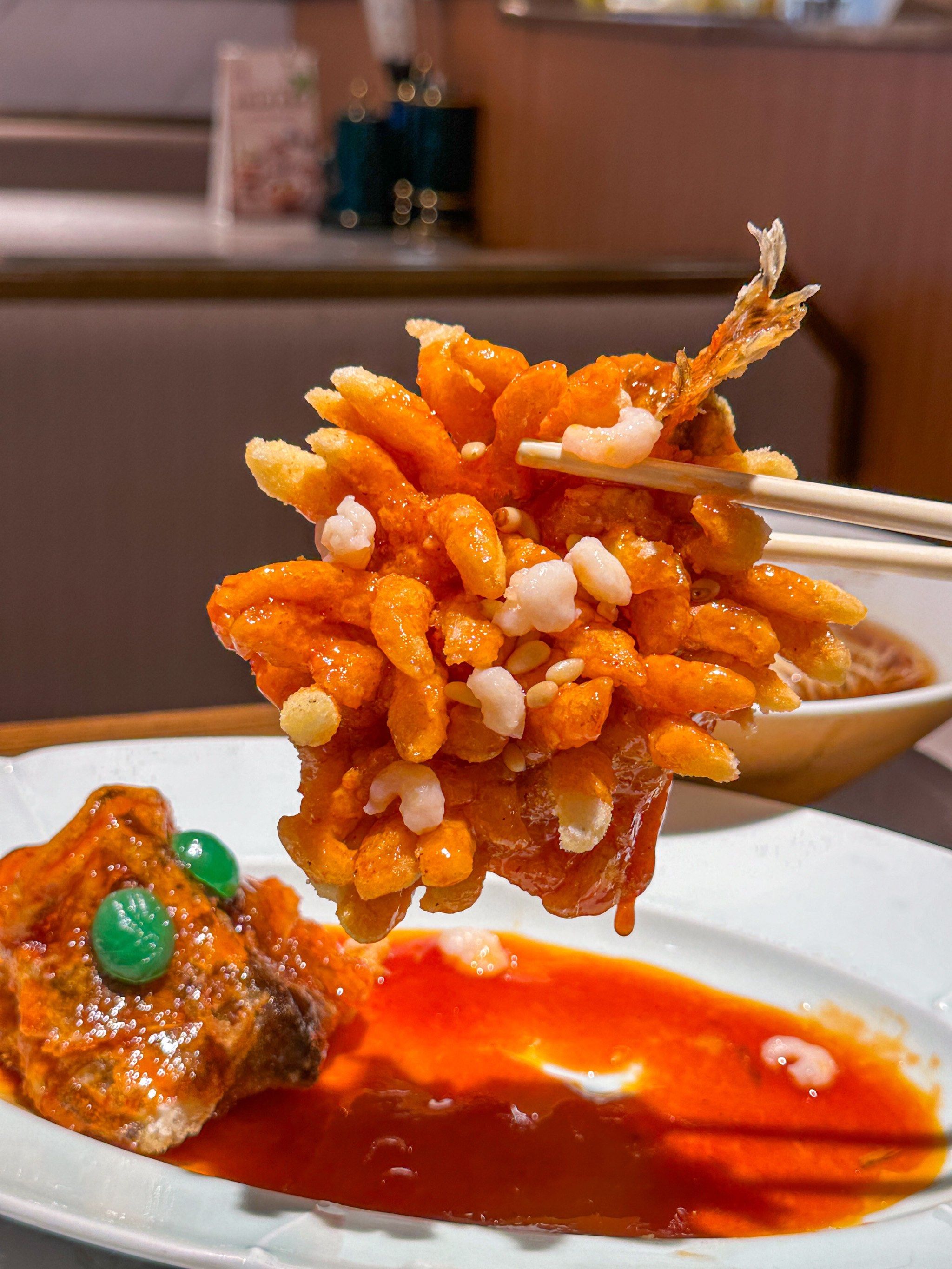 龙年吃松鼠桂鱼,真真有一种团圆美好的感受
趁热吃外酥里嫩,挂着一