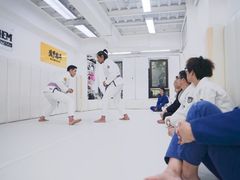 -菠萝格斗巴西柔术训练馆