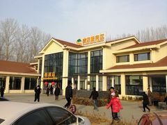 -窦店服务区-停车场