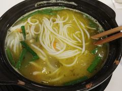 老坛酸菜肥牛米线-在蒙自过桥米线