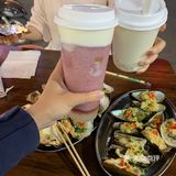 巴掌大的生蚝只卖三块钱一个。[亲亲]