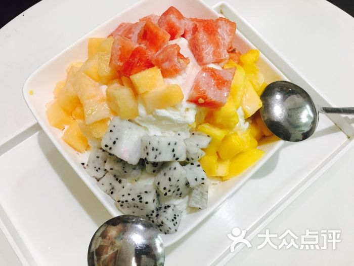彩虹牛奶绵绵冰