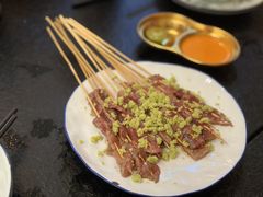 -何妹湿辣牛肉·粤式烧烤砂煲(桂雅路店)