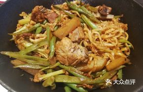 Braised Pork Rib Noodles in Iron Pot