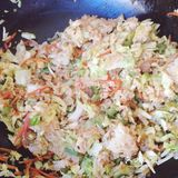 蒜。步骤1：把胡萝卜擦丝，圆白菜切碎，芹菜切丁