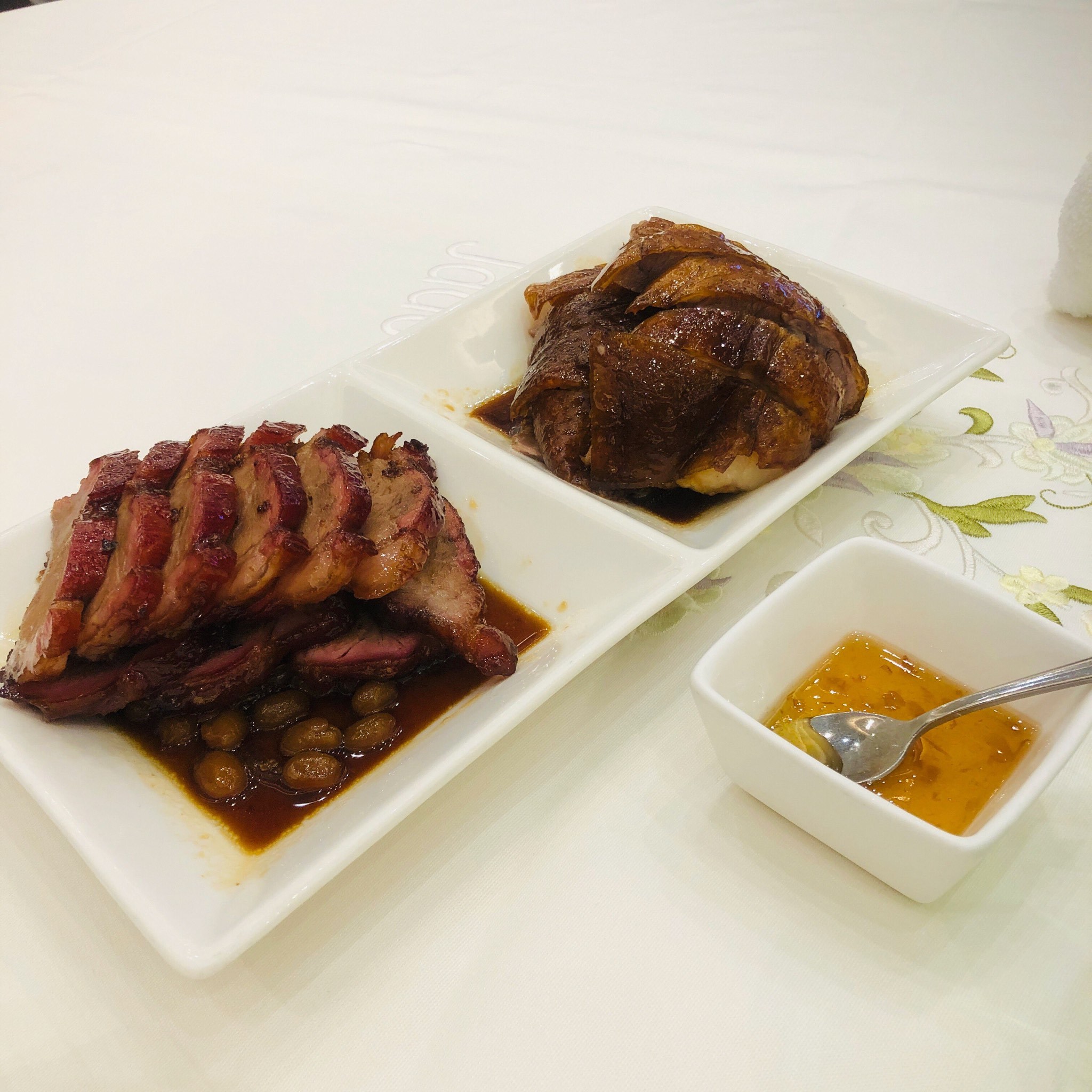 「烧鹅叉烧拼盘」双拼分量足,烧鹅多汁,外