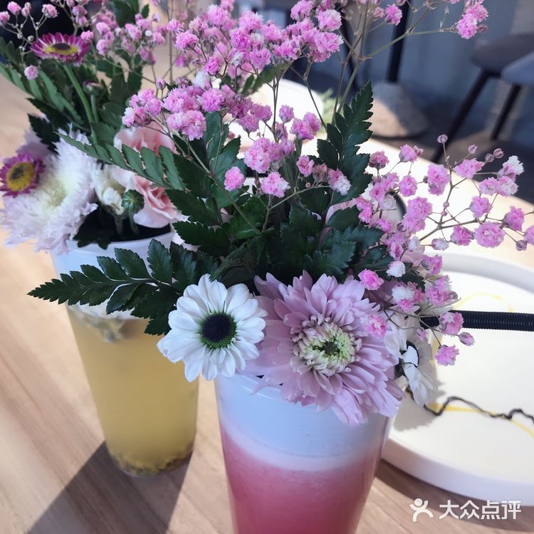 很简约的一家店，坐下来很舒服，每道甜品都像艺术品一样