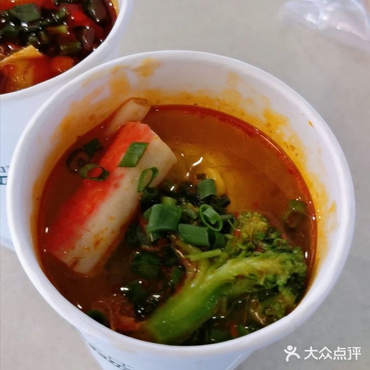 网红火锅杯，其实就是杯子装的麻辣烫呗[偷笑]