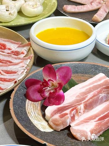 韩国烤肉就是香先送一大堆小菜还能续