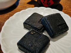 芝麻流心奶黄姑嫂小方-佬泰丰斋· 乌镇茶食餐厅