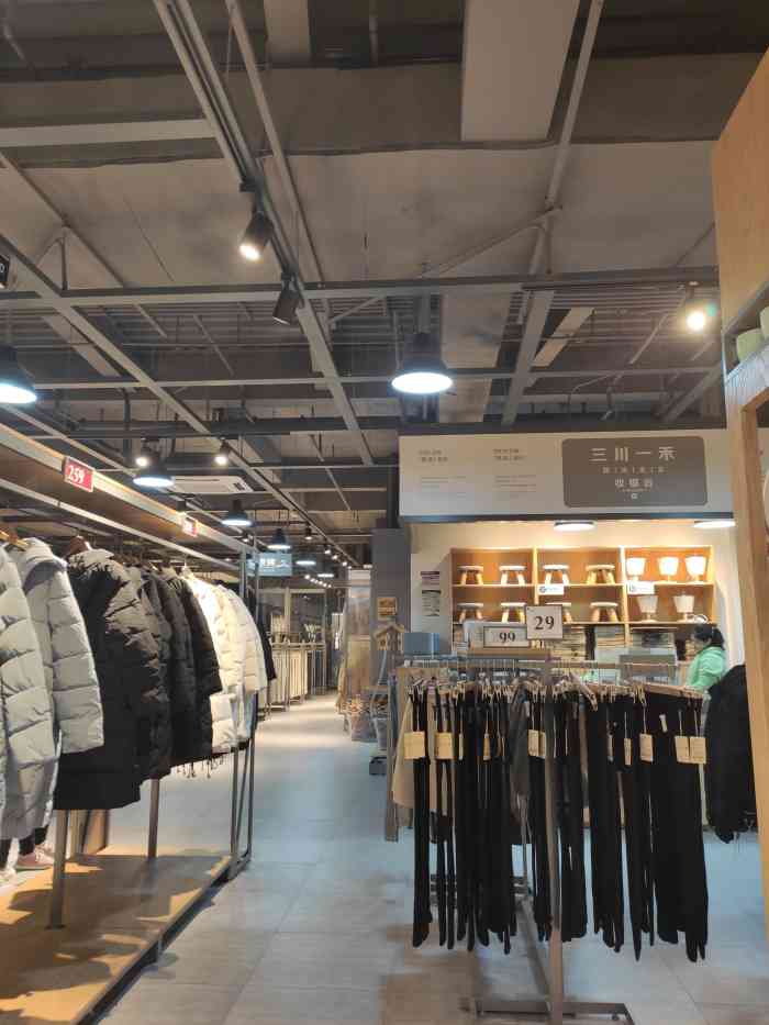 三川一禾(天府路店)-"多巴士的那种店哈,买的东西样式和款式都还.