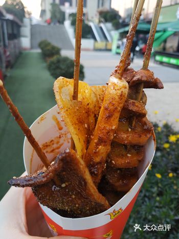 就在万达广场外面，从汉堡王那个出口出去，出去之后第一