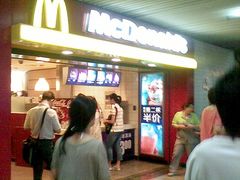 等位区-麦当劳(中山公园龙之梦店)