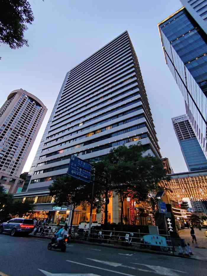 嘉里不夜城企业中心-"阳光如此美好,我只想抬头看天,摘下帽子,.