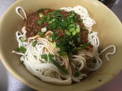 炸酱面-老上海食惠裡小籠包生煎包