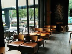 靠窗位-星巴克(苏州昆山花桥游站店)