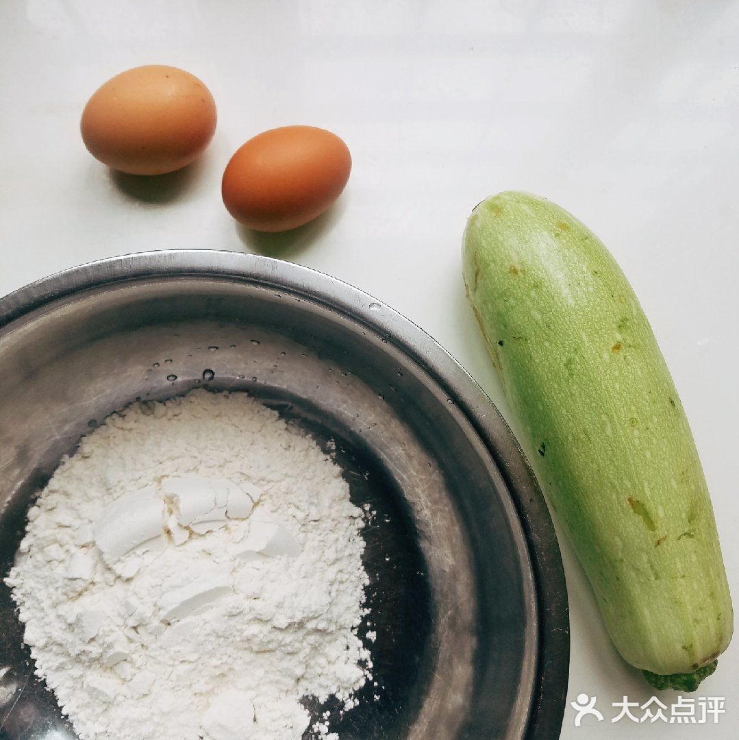 晚餐喝稀饭来个香喷喷的丝瓜蛋饼吧