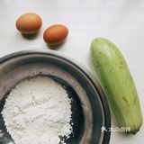 晚餐喝稀饭来个香喷喷的丝瓜蛋饼吧