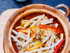 -何妹湿辣牛肉·粤式烧烤砂煲(桂雅路店)