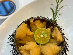 生吃活海胆-品海楼·大连海胆锅贴馆(东港店)