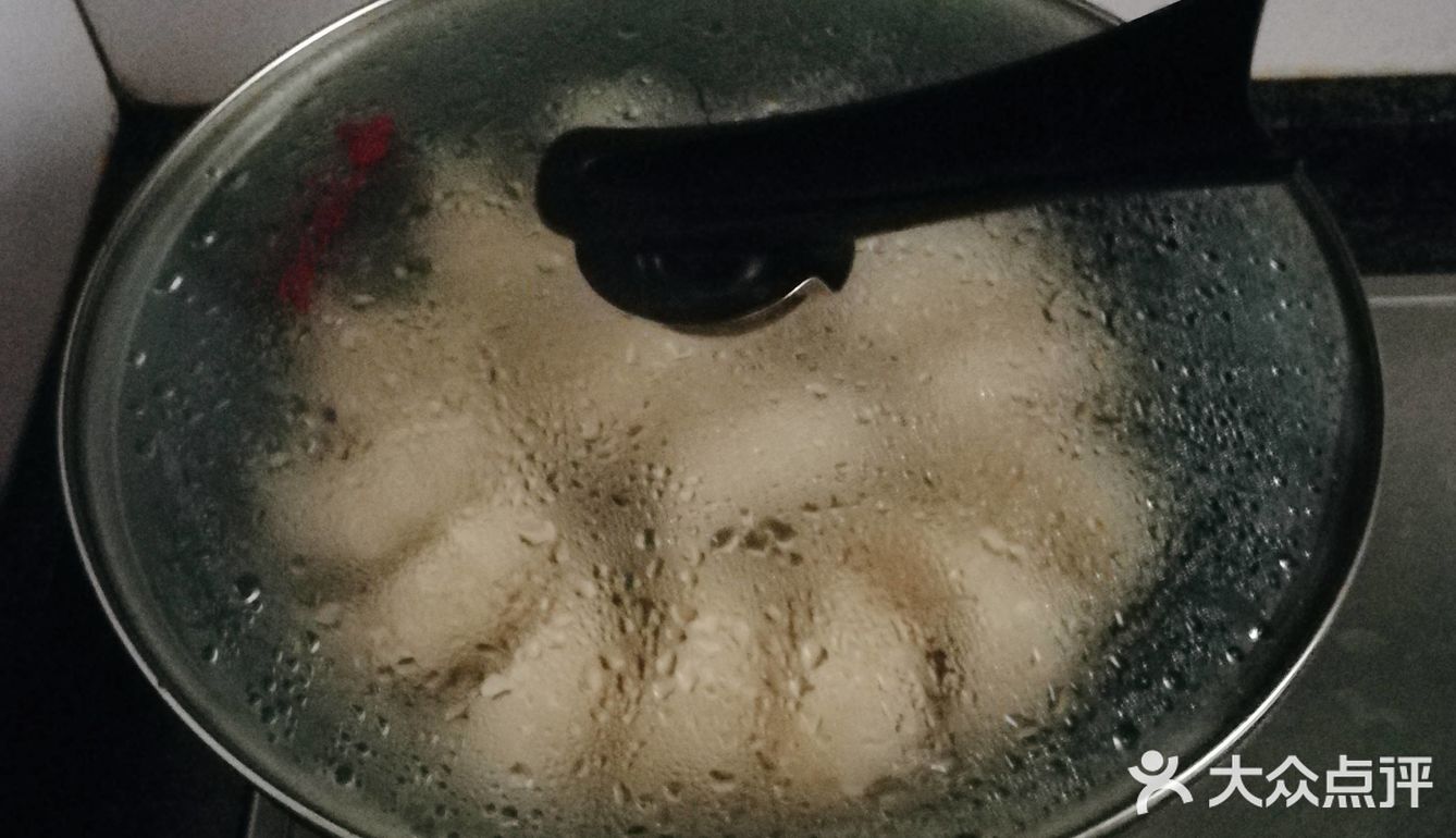 热腾腾、胖乎乎的白菜猪肉蒸饺！
