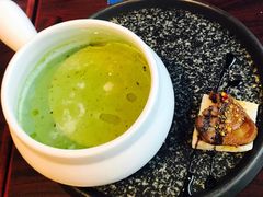 奶油芦笋汤配鹅肝和开心果碎-香格里拉鱼跃地中海西餐厅·牛排披萨