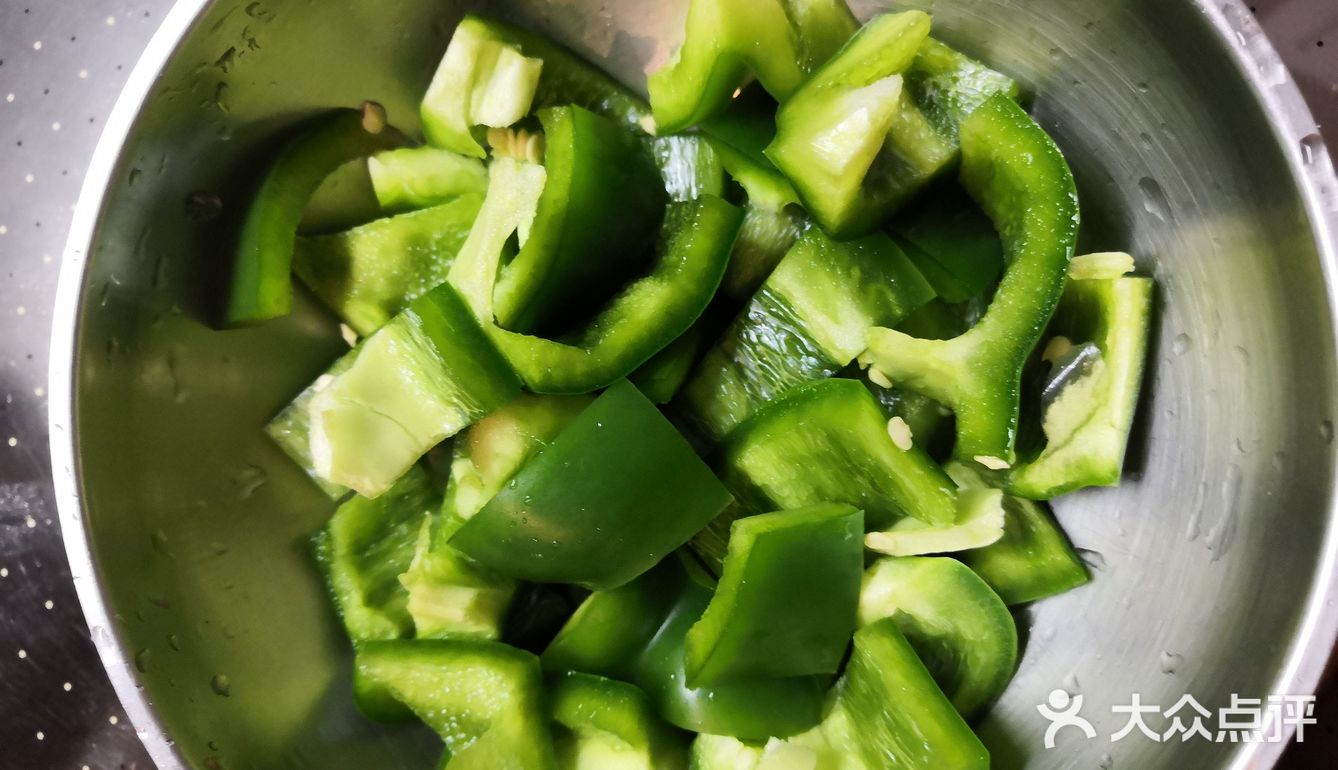 家常菜中简易的 脆绿营养的鲜椒炒鸡蛋