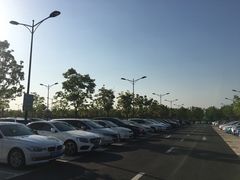 -奕欧来上海购物村停车场