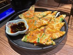 海鲜葱饼-明洞阿姨·韩式酱蟹烤肉·创意料理(三元桥店)