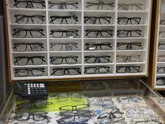 -美式眼镜·授权蔡司.依视路.尼康.豪雅.明月(人民广场店)