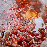调好配料，捞出鸡爪浸泡