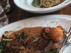 -Chom Cafe and Restaurant