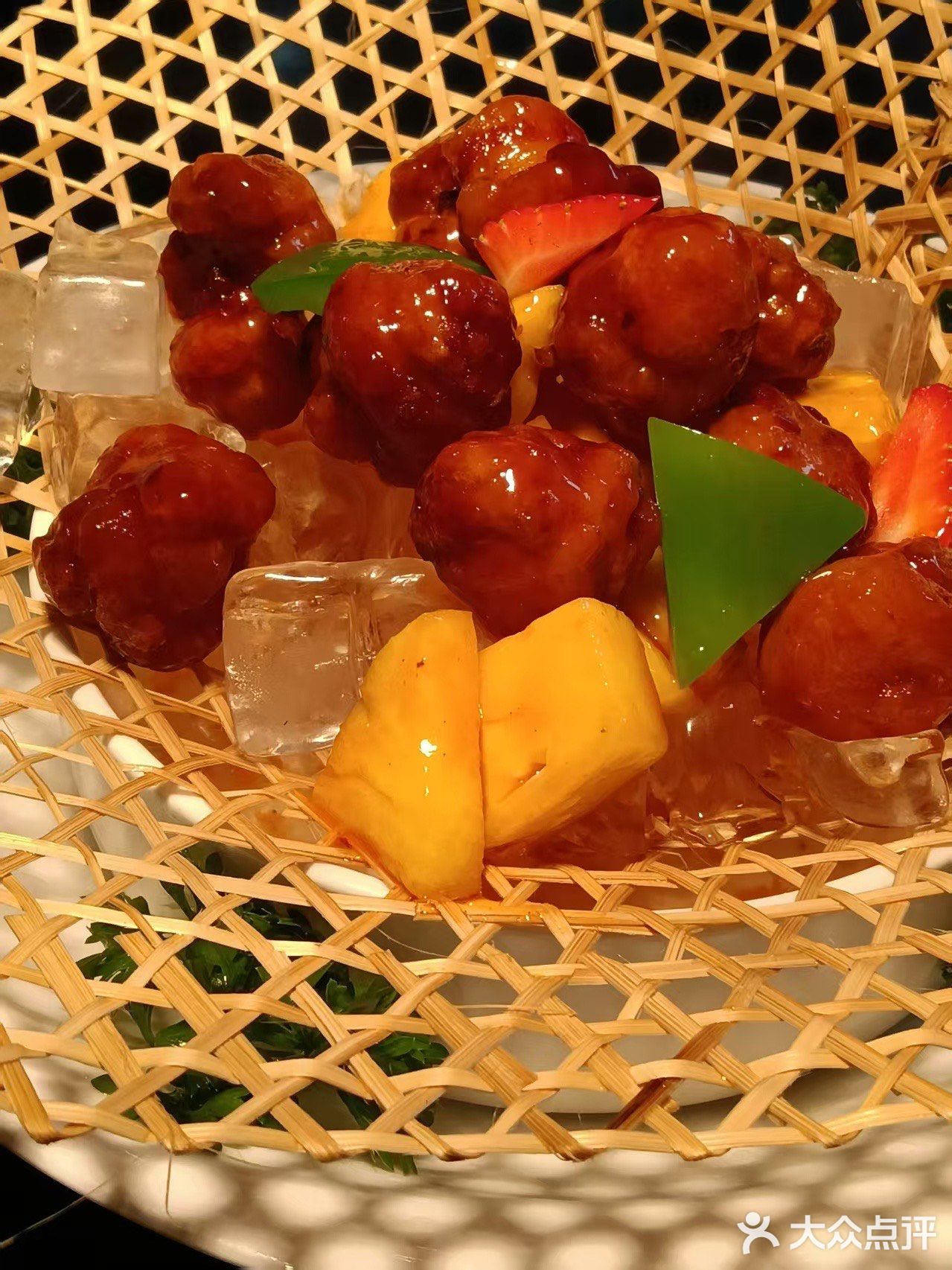 青椒炒小河虾:河虾饱满,和青椒、蒜末同炒,香气应该很足