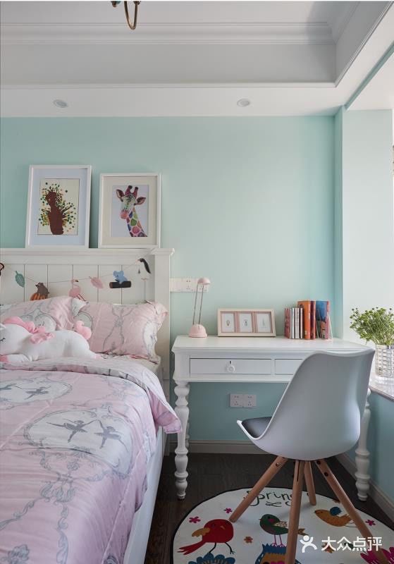 客厅通畅明亮，空间布局井井有条，装饰性的物件不多，但是各有特