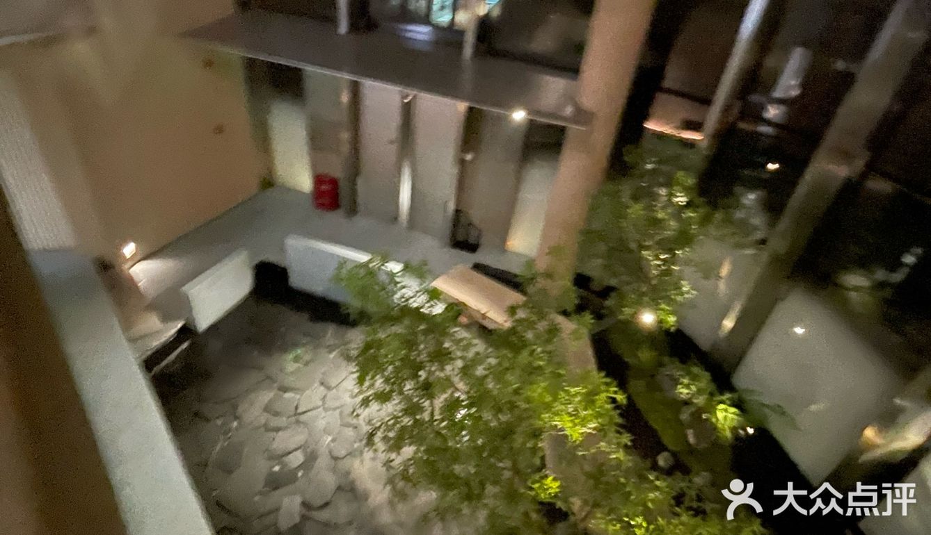 灯光茶香伴，玻璃盏倒影