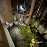 灯光茶香伴，玻璃盏倒影