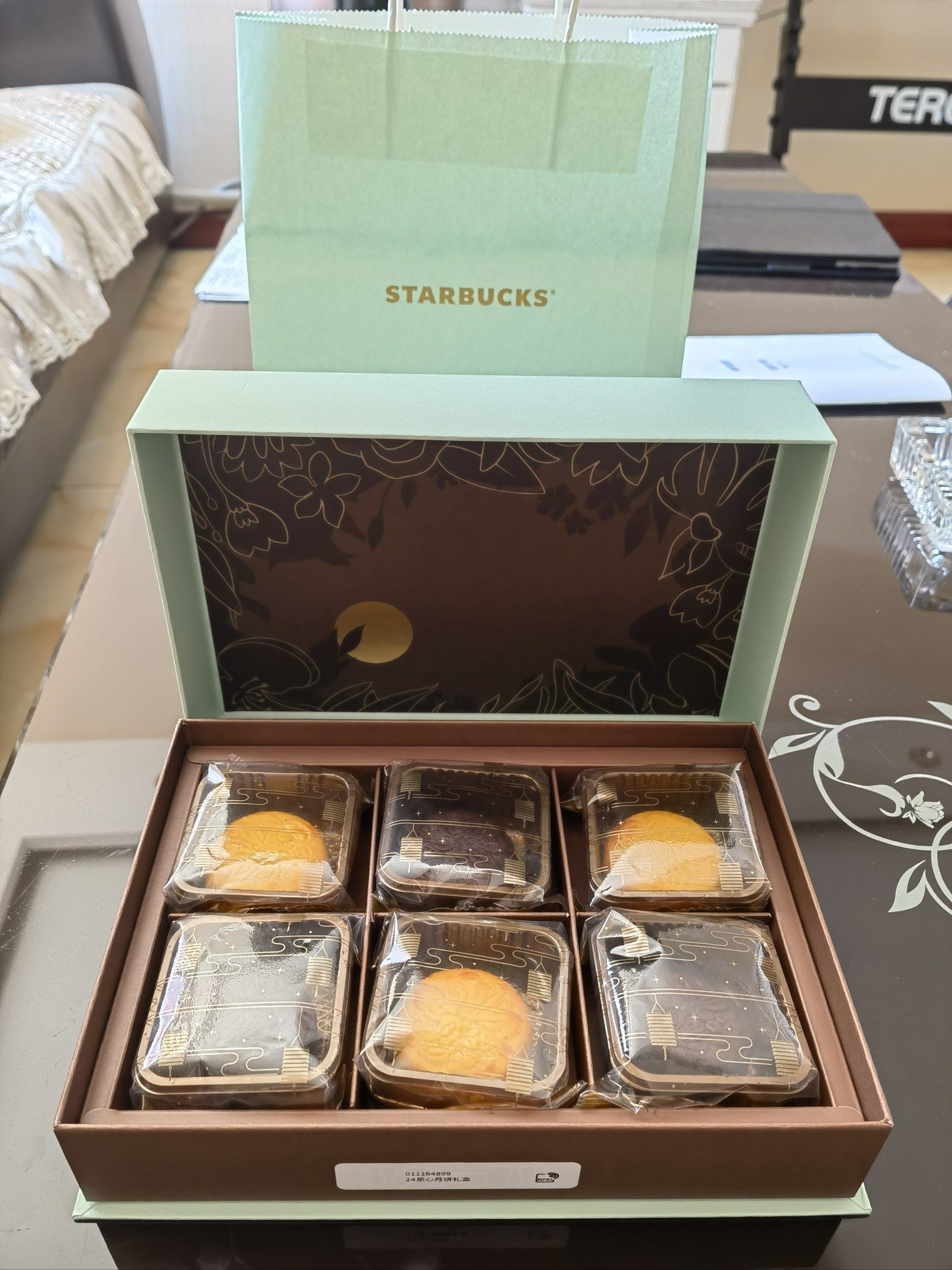 对星巴克的月饼祛魅了,看着一般,吃着也就
