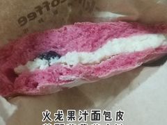 火龙果蓝莓芝士软欧包-瑞幸咖啡(广东外经贸大厦店)