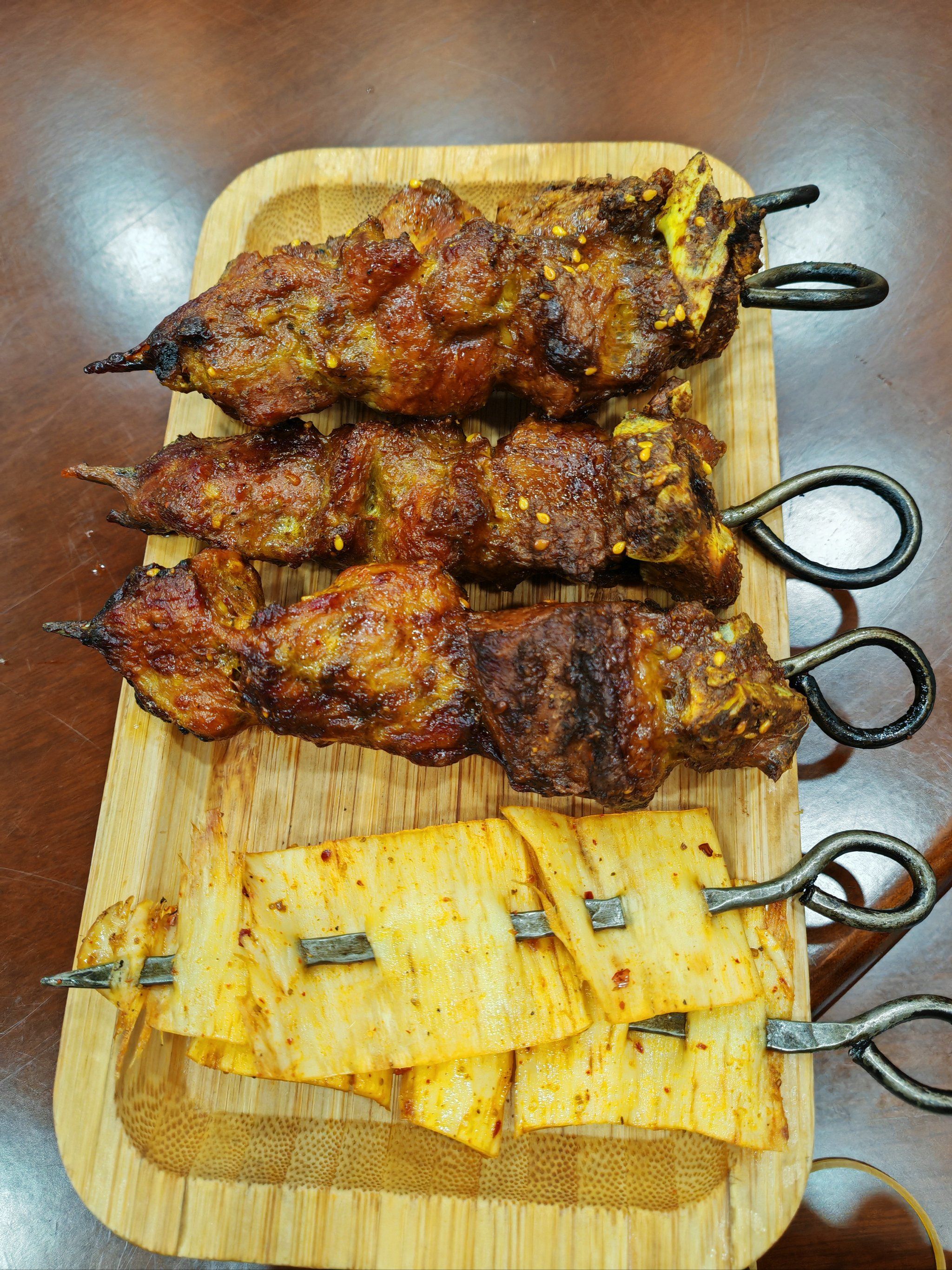 「馕坑肉」说不上来是什么部位的肉,因为里