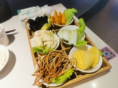 -茅草房·河畔园林火锅