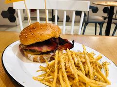 经典牛肉汉堡-HELLO 27 意面·沙拉·帕尼尼