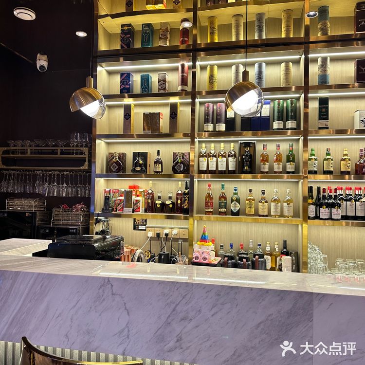 济南东边新开的一家高级西餐厅氛围感十足