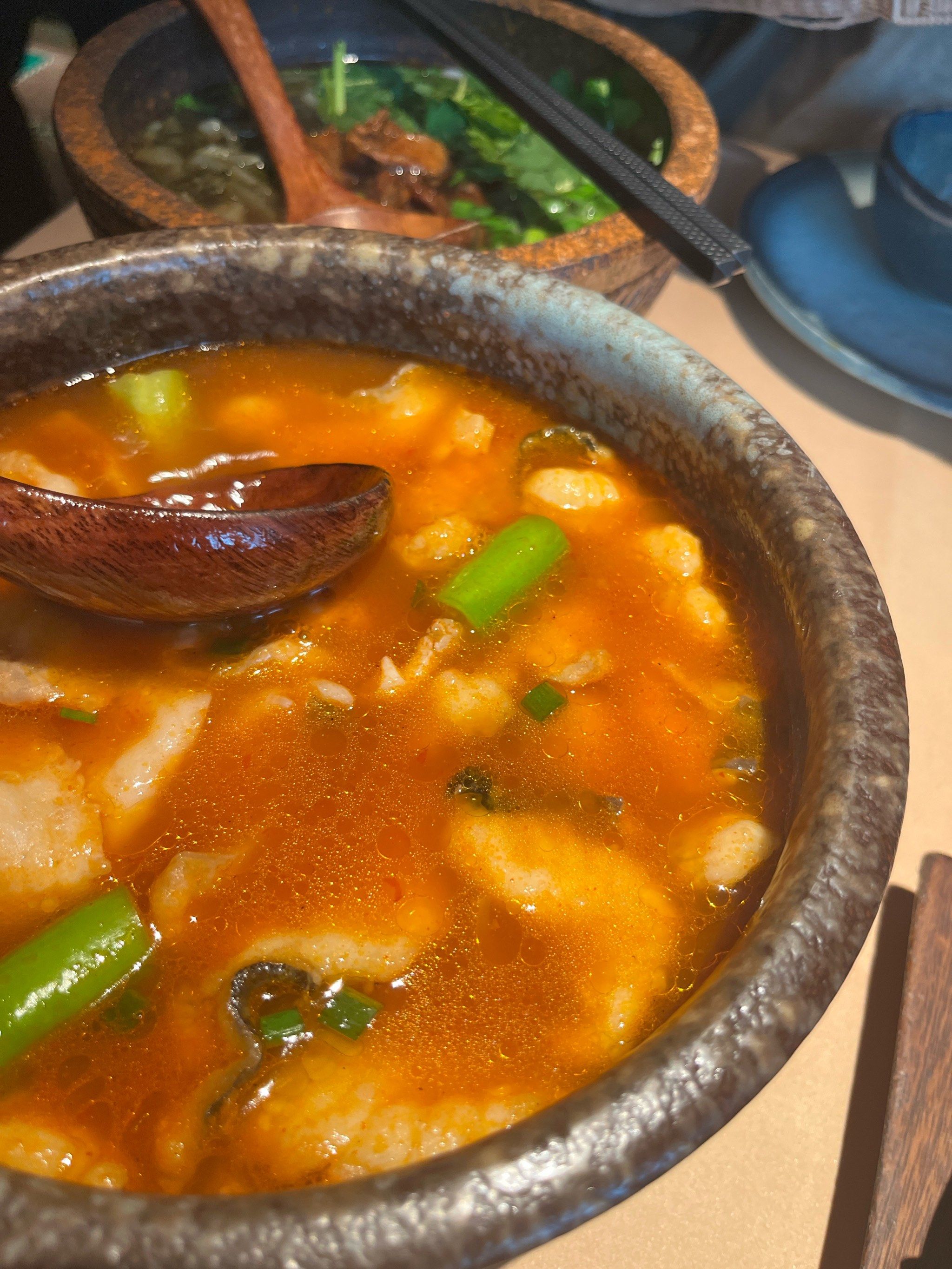 巨难排队的酸辣贵州菜山石榴