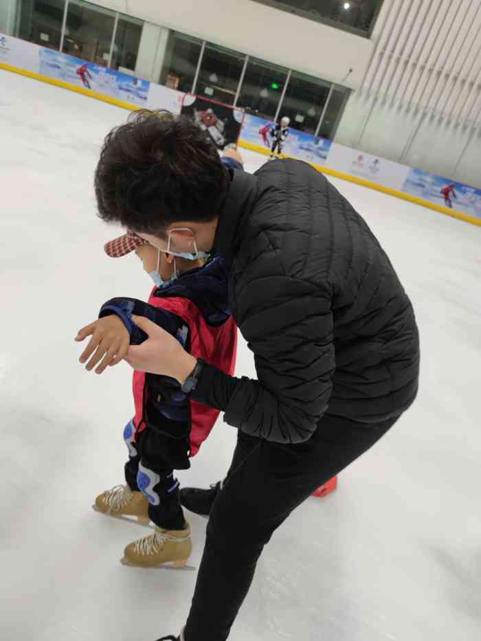 陈露国际冰上中心(中央大道购物中心店)-"不知道是前台人员卖课不赚钱