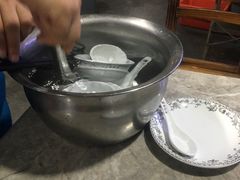 开水烫餐具-四川小胡子海鲜(丁村万人海鲜广场店)