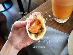 烟熏三文鱼配烤饺子皮和芥末籽酱-BOR Eatery(安福路店)