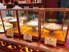 面包甜点陈列柜-富华斋饽饽铺·宫廷糕点·伴手礼(护国新天地店)