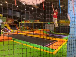 -蹦蹦跳跳(新奥购物中心店)